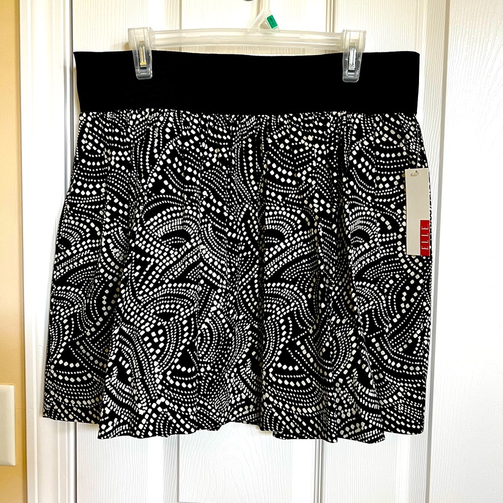 Elle, Black & White abstract dots Elastic High Waist Zipped Short Skirt.